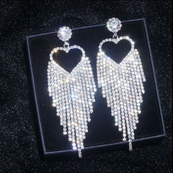 NWT Gorgeous Crystal Heart Earrings - Picture 1 of 5